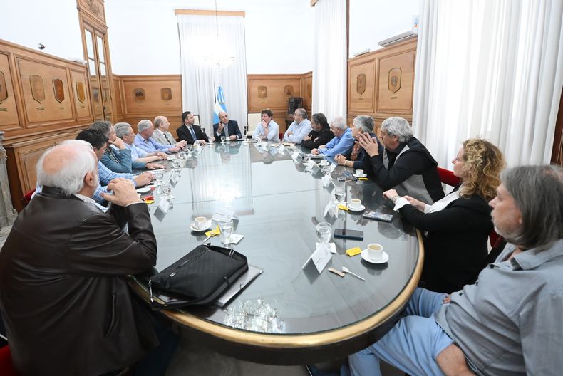 La CGT con Guillermo Francos y Santiago Caputo. El bloque de La Libertad Avanza de Diputados los protege de una reforma sindical. 