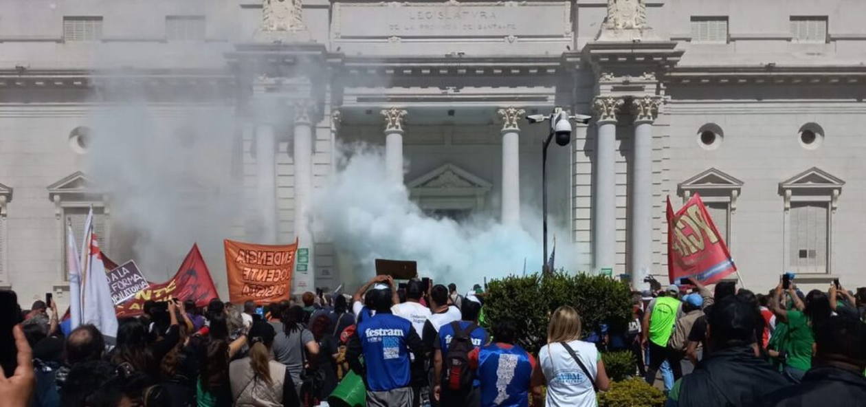 El 12 de septiembre se produjeron graves incidentes en la Legislatura de Santa Fe. Ahora el MPA resolvió la detención de cinco sindicalistas.