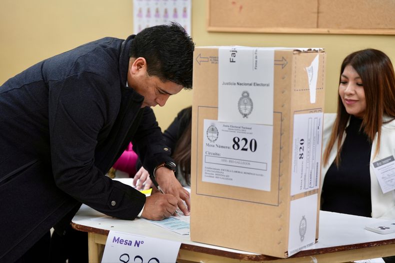 Santa Cruz: Claudio Vidal se prepara para forzar la máquinaria de los consensos y reformar la ley electoral.
