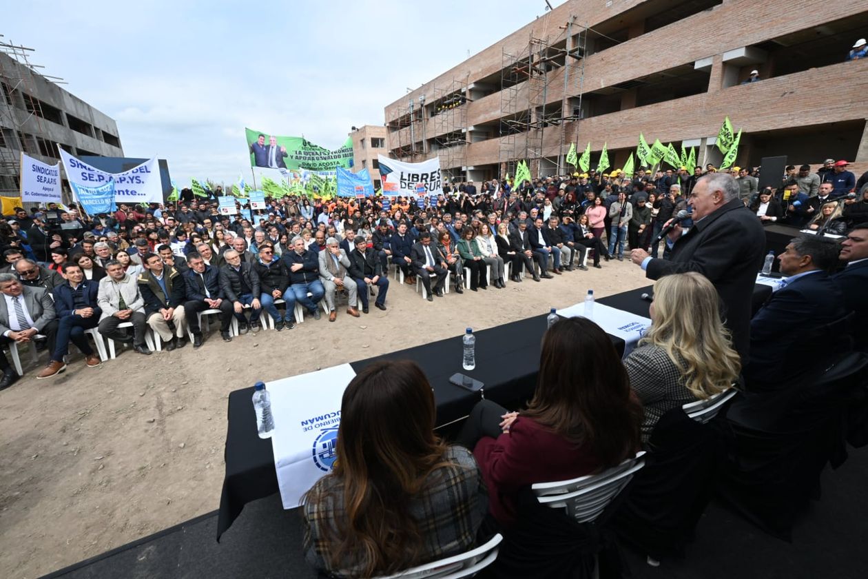 Osvaldo Jaldo en un acto en la obra del Procrear II de Tucumán.