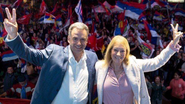 Yamandú Orsi y Carolina Cosse, la fórmula presidencial del Frente Amplio uruguayo.