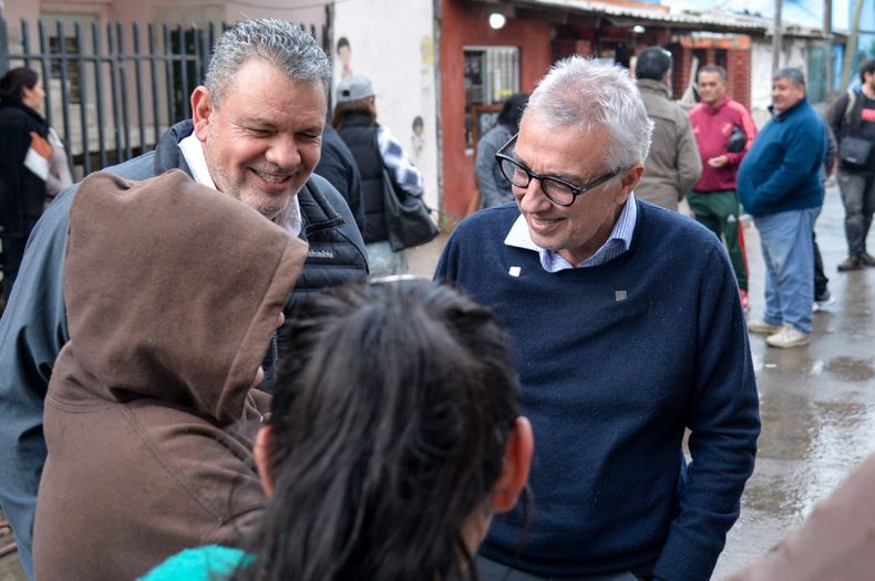 Julio Zamora y Gustavo Aguilera, el candidato de Somos, de campaña en San Fernando