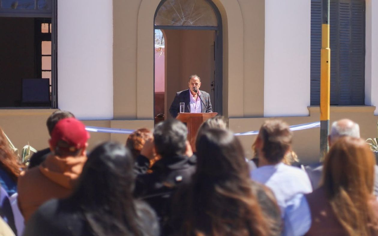 Ricardo Quintela tuvo que ajustar el gasto para tener superávit financiero.