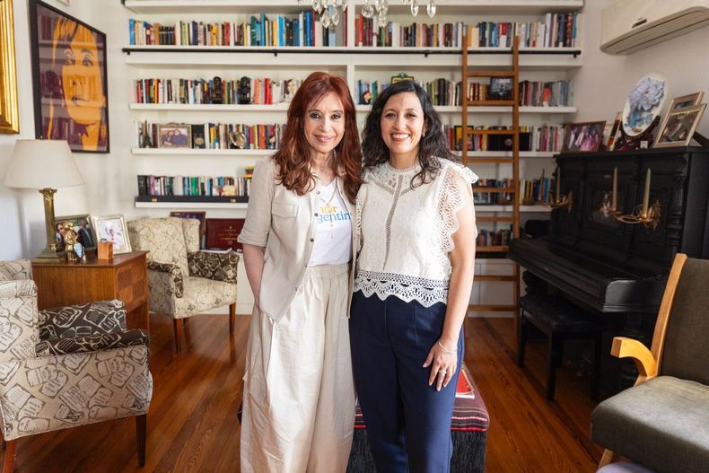 La diputada nacional Leila Chaher junto a Cristina Kirchner en San José 1111