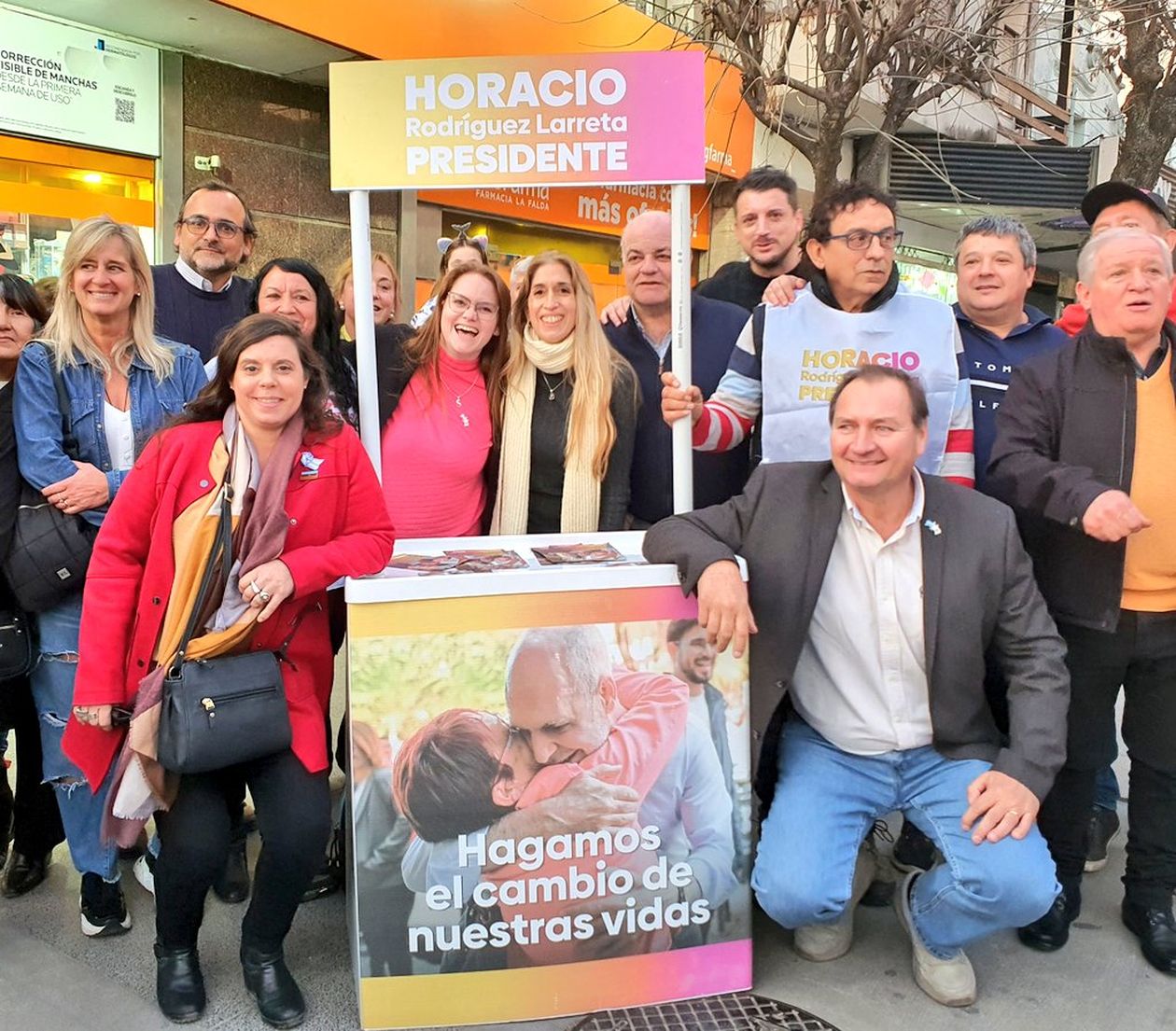 Pedro Dellarrosa, Verónica Gazzoni y Silvia Paleo en las mesas Larreta, presidente.