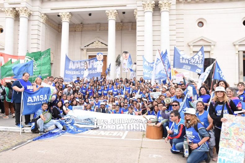 Manifestación de Amsafe frente a la Legislatura de Santa Fe.