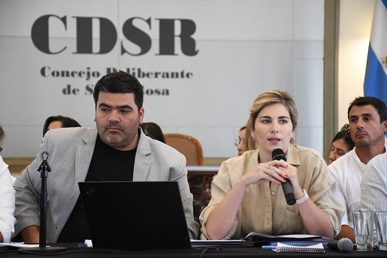 Hernán Montelongo, secretario de Hacienda y Carmina Besga, virtual jefa de Gabinete de Santa Rosa, capital de La Pampa, durante la defensa del presupuesto que hicieron en el Concejo Deliberante.