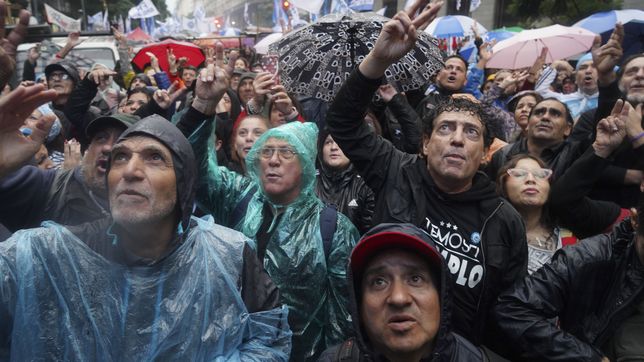 la militancia que revento la plaza se fue con emociones mezcladas