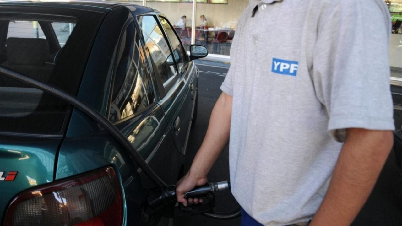 YPF bajó el precio de sus naftas en plena caída del consumo
