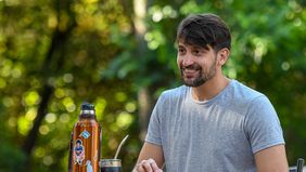 Santiago Halle, secretario de Gobierno de Rosario Romero, leyendo durante una siesta en la quinta familiar en la capital de Entre Ríos.