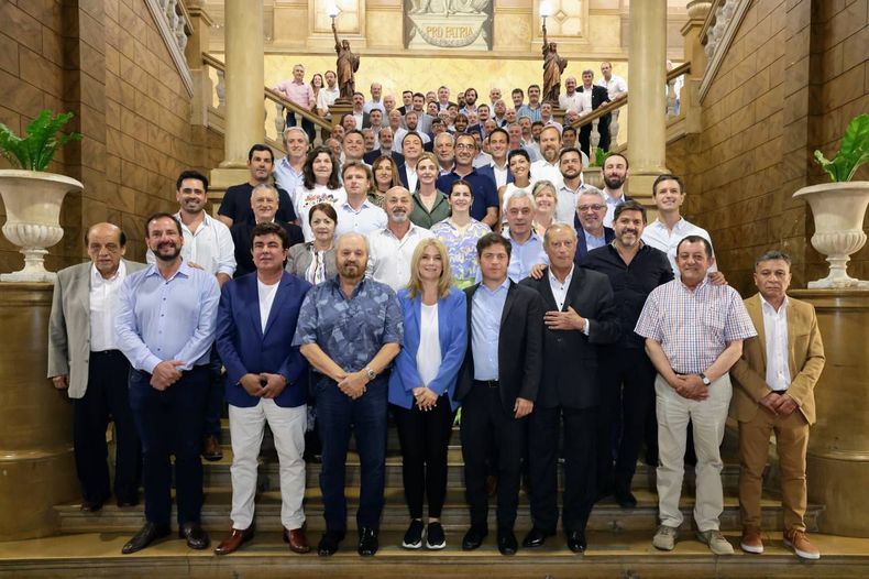 Intendentes junto a Axel Kicillof en la gobernación de Buenos Aires