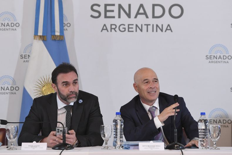 Ezequiel Atauche y Bartolomé Abdala, de La Libertad Avanza, durante el debate de la ley ómnibus.&nbsp;