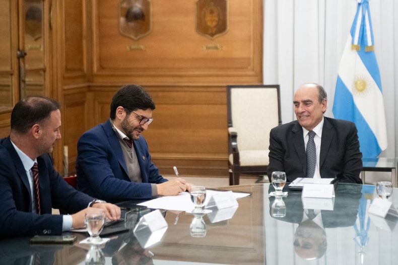El gobernador de Santa Fe Maximiliano Pullaro junto al ministro Enrico y el jefe de Gabinete de la Nación Guillermo Francos.