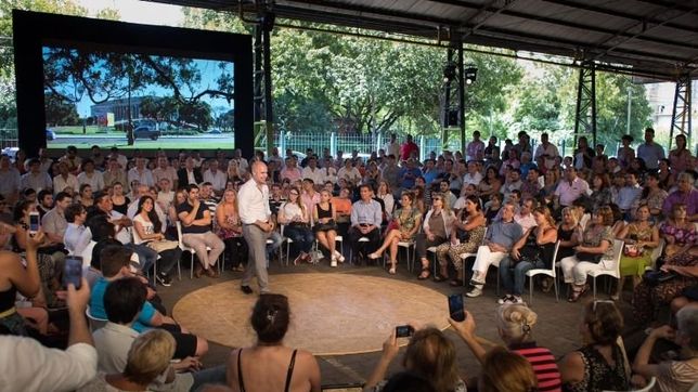 a diferencia de macri, larreta convoca vecinos y los hace hablar