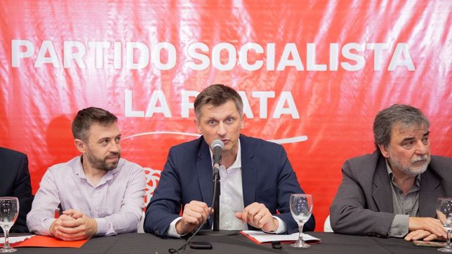 Se rearma el socialismo. Carlos Ajamil, Damián Bravo y Henry Stegmayer, en el acto de asunción