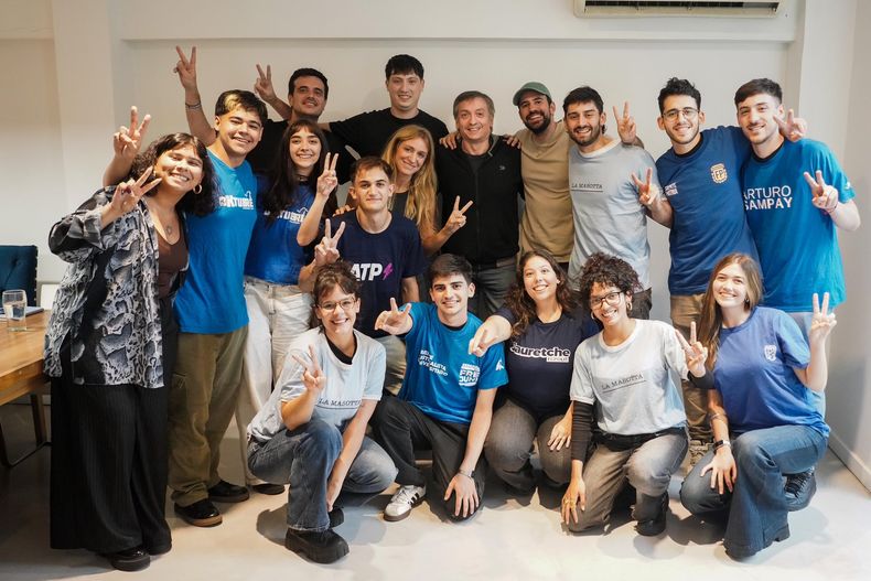 Florencia Carignano junto a Máximo Kirchner y referentes universitarios del peronismo de Rosario.