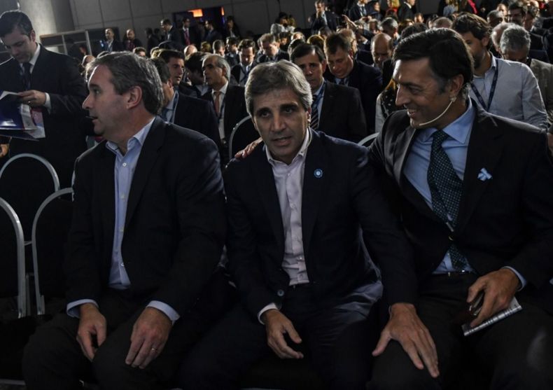 Facundo Gómez Minujín, de JP Morgan, y Toto Caputo.