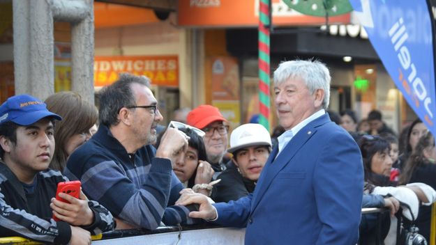 El jefe comunal de Bariloche, Walter Cortés, charlando con vecinos en una fiesta popular.&nbsp;