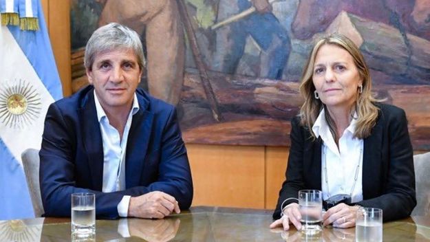 Toto Caputo y la secretaria de Energía, María Tettamanti.
