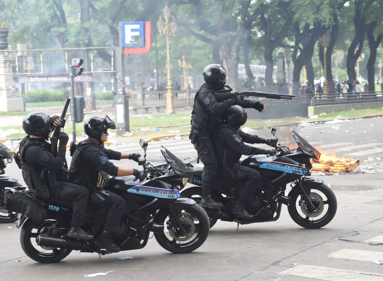 Incidentes frente al Congreso en la marcha contra la reforma laboral.