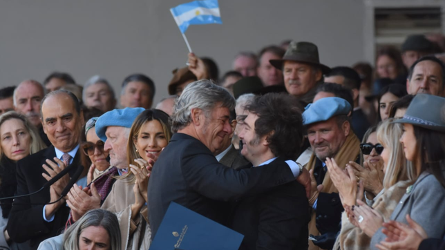 Javier Milei y Nicolás Pino en la apertura de la exposición de La Rural