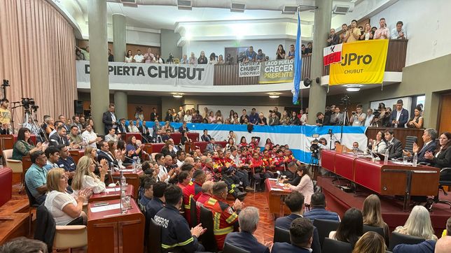 El discurso de Ignacio Torres en la Legislatura de Chubut. Foto: Mariano izquierdo.