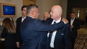 Claudio Tapia con el presidente de la FIFA Giovanni Infantino.