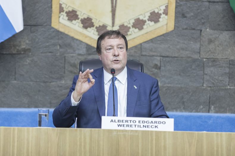 El gobernador de Río Negro, Alberto Weretilneck, prepara un duro repaso que apuntará al presidente Javier Milei y a su política económica.