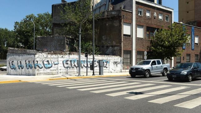 el intendentismo pro tapiza el conurbano con pintadas