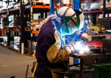 INDEC: la industria y la construcción volvieron a caer en abril