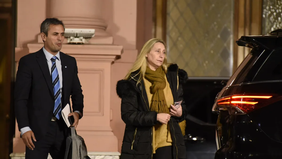 Martín Menem con Karina Milei. 