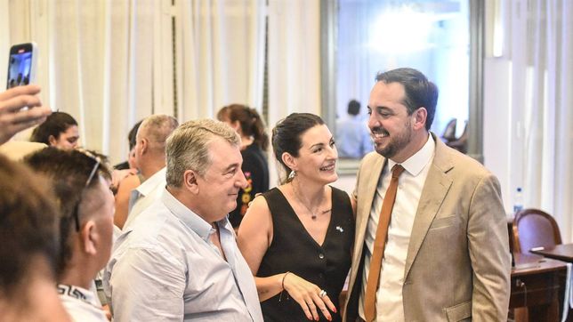 El intendente de la capital de La Pampa, Luciano di Nápoli, junto a su vice Romina Montes de Oca y el diputado y sindicalista César Montes de Oca. FOTO: www.radiokermes.com