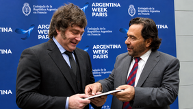 Gustavo Sáenz, gobernador de Salta. junto a Javier Milei.