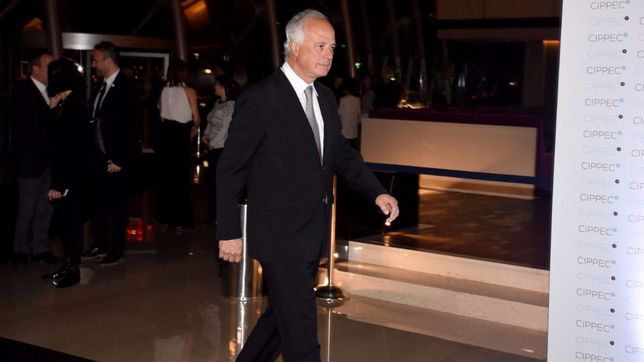 nosiglia muestra musculo para pulsear con angelici en las comunas