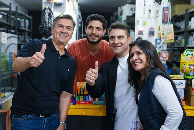 Leandro Zdero, gobernador de Chaco y jefe de&nbsp; la campaña: pulgar arriba como Milei junto a Julio Ferro y Susana Maggio, sus postulantes para la Legislatura.
