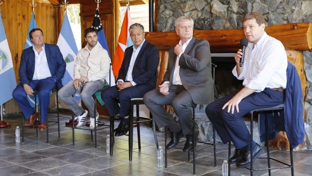 Gustavo Melella junto a sus pares de la Patagonia.&nbsp;