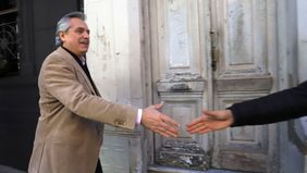 Con traje de presidente, Fernández se obsesiona con que Macri llegue a diciembre