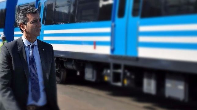 en la discusion del presupuesto, randazzo se prueba el traje de conductor