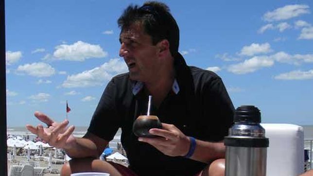 massa solo maneja la arena politica: se encajo en la playa de pinamar