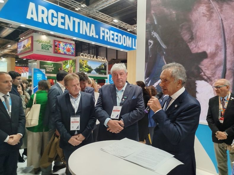 El intendente de Bariloche, Walter Cortés, junto al secretario de Turismo local, Eric Guzman y elsecretario de Turismo, Ambiente y Deportes, Daniel Scioli.