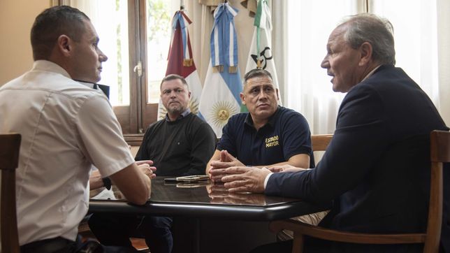 Guillermo de Rivas, intendente de Río Cuarto, juntos a las fuerzas de seguridad.