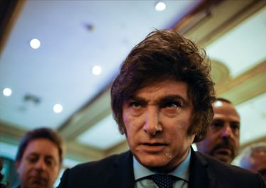 El establishment ruge contra Milei: la dolarización es un espejismo y sí al Central