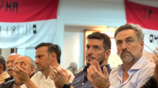 Marcos Ferrer, rodeado por Diego y Ramón Mestre en la asunción de autoridades de la UCR Córdoba