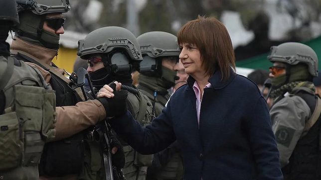 Patricia Bullrich junto a efectivos de las Fuerzas Armadas