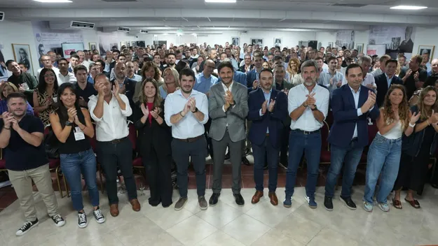 En la ciudad de Santa Fe. El presidente del Comité Nacional, Leonel Chiarella junto a los gobernadores Maximiliano Pullaro y Juan Pablo Valdés y mandatarios locales de todo el país.&nbsp;