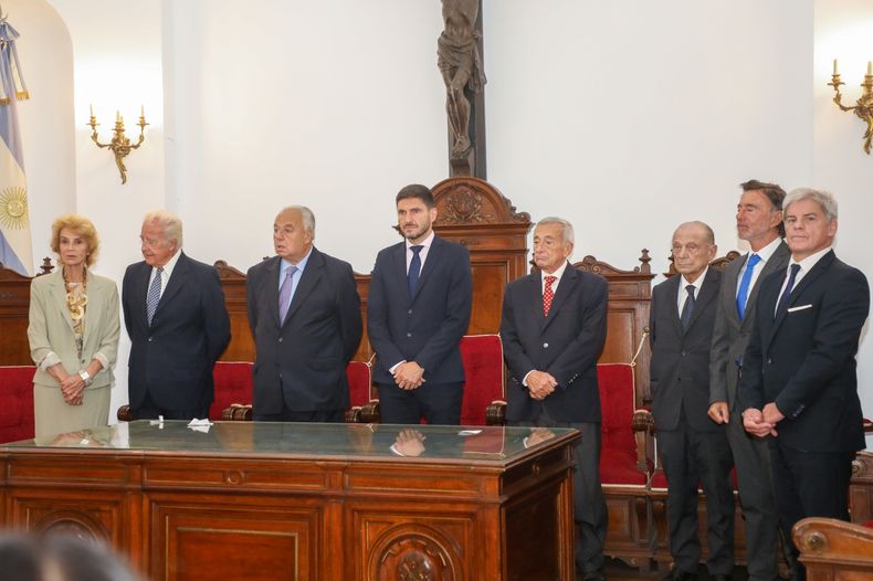 Maximiliano Pullaro junto a los seis integrantes de la Corte Suprema de Santa Fe y el procurador Jorge Barraguirre.