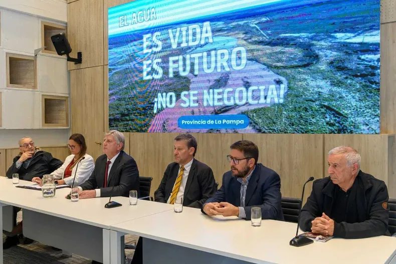 Fundación Chadileuvú, Estado provincial, Universidad y Asamblea por los Ríos, anunciando el amparo ambiental colectivo por parte de La Pampa.