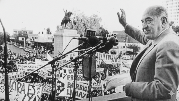 Felipe Sapag, el fundador del MPN, saluda a la plaza en Neuquén en los años 80. 
