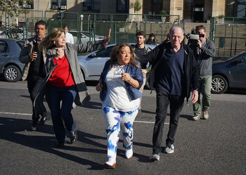 Like a rollingstone. Adriana Mónica Nechevenko, la escribana de Manuel Adorni, perseguida por la prensa a la salida de Comodoro Py, después de ampliar su declaración ante el fiscal Pollicita. 