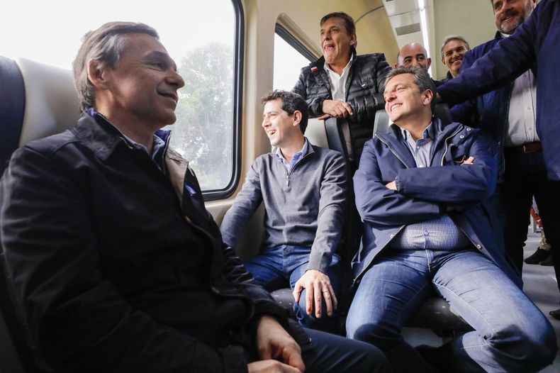 Sergio Massa, junto al ministro del Interior, Wado de Pedro, y el ministro de Transporte, Diego Giuliano en la reinauguración del trayecto del tren entre las localidades bonaerenses de Tomás Jofré con Mercedes.